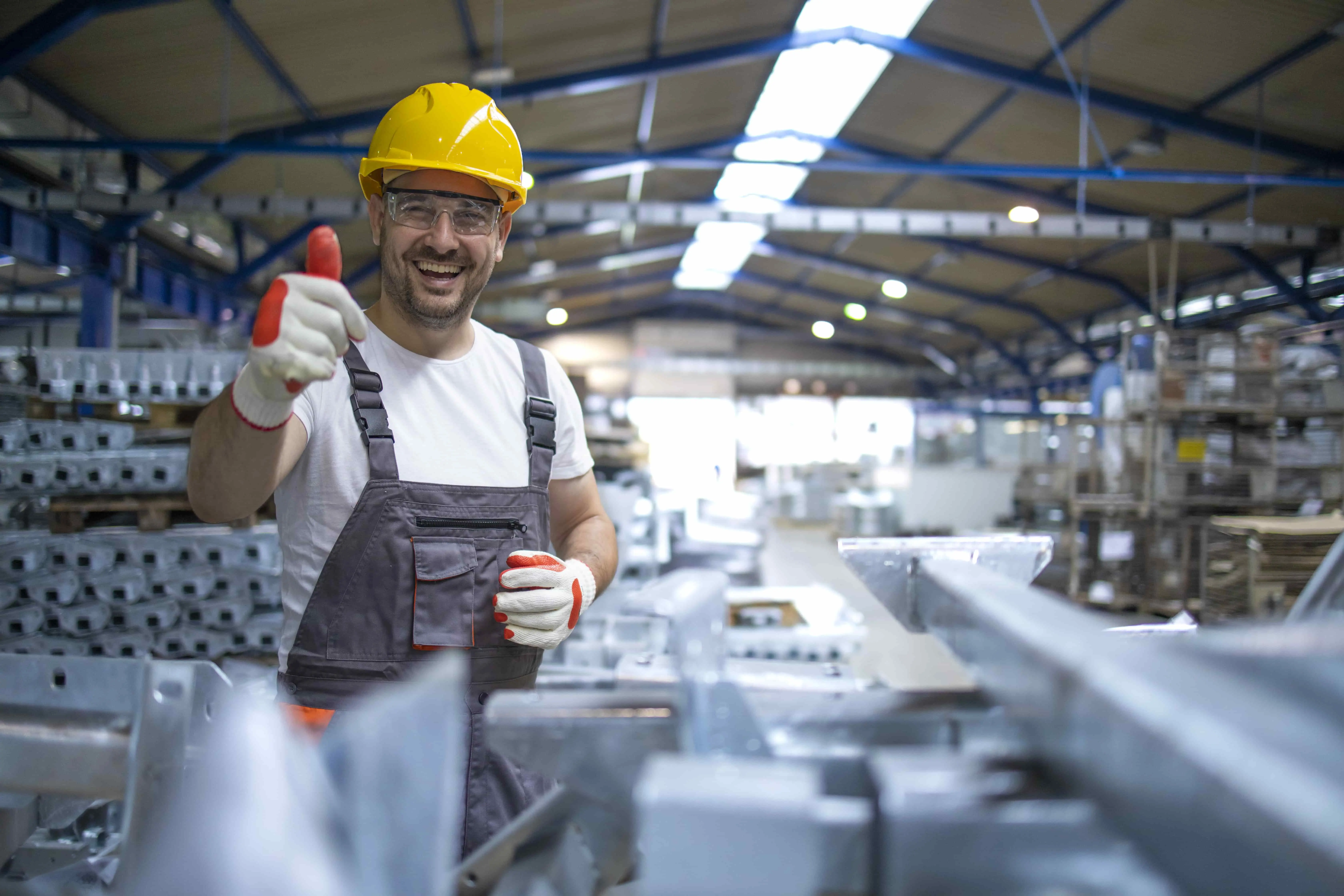 hombre mostrando la misión de la empresa